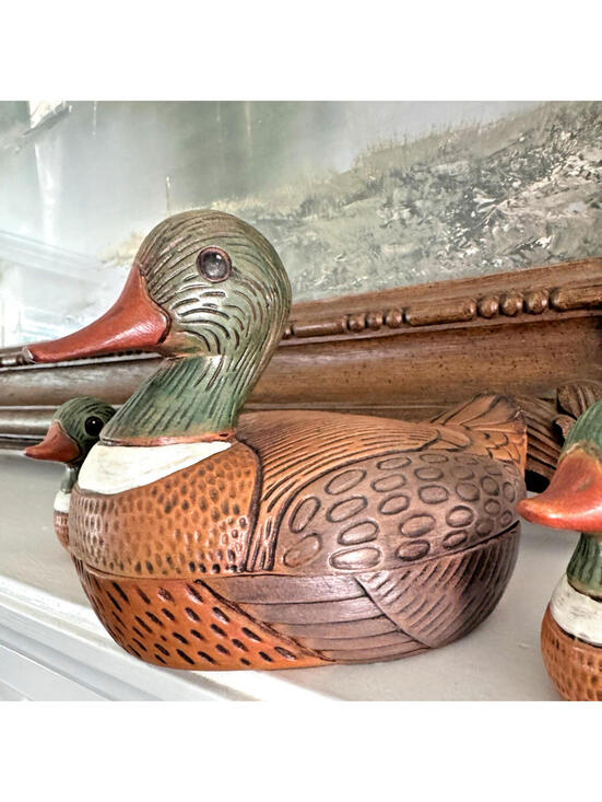 Ceramic Duck Tureen with Lid & Two Mini Ducks – Hand Painted Mallard MCM, Vintag - Picture 4 of 7